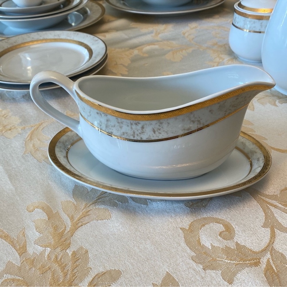 Vintage Royal Heritage Primavera gravy boat with under-plate.